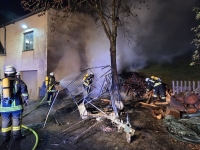 Am 29. Oktober 2025 geriet am Remstoß Abraum in Brand; Einsatzkräfte verhinderten ein Übergreifen auf die Scheune.