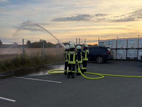 Drei Feuerwehren trainierten am 30. September 2026 bei der Firma Rektol in Dorfitter den Einsatz nach dem Auslösen einer Brandmeldeanlage.