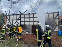 Rund 60 Feuerwehrleute, Polizeikräfte aus Frankenberg und eine RTW-Besatzung waren am 4. Mai 2021 in Rosenthal im Einsatz.