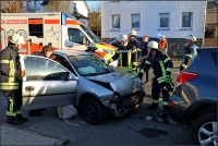 Der Opel Corsa fuhr auf den geparkten Toyota auf. Fahrer und Beifahrerin im Corsa wurden verletzt. 