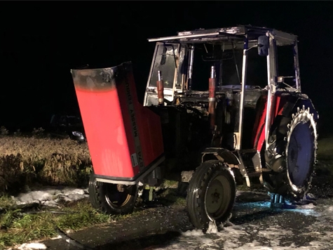 In Viermünden brannte am späten Mittwochabend ein Traktor.