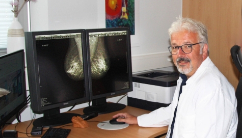 Dr. Volker Aßmann vor einer Mammographie‐ Aufnahme