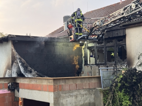Durch die Hitze platzten Fensterscheiben, der Dachstuhl des DGH wurde ebenfalls in Mitleidenschaft gezogen.