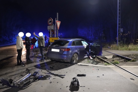 Infolge eines Abbiegefehlers kam es auf der B7 bei Wrexen zu einer Kollision mit drei Fahrzeugen. Die Straße blieb lange gesperrt.