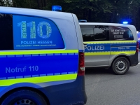 Am 11. Oktober 2025 wurde der Mann nach einem Schuss ins Bein handlungsunfähig gemacht und in ärztliche Behandlung gebracht; Lebensgefahr besteht nicht.