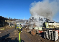 Am Samstag (27. Januar 2024) brach auf einem Lagerplatz eines landwirtschaftlichen Betriebes in Helmscheid um kurz nach 11 Uhr ein Brand aus.