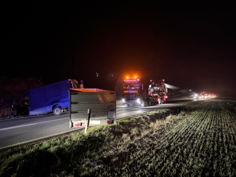Am 14. Oktober 2025, gegen 1.00 Uhr, wendete der Fahrer (61) mit einem Iveco und Anhänger auf der B 252 in Höhe „Mühlhäuser Hammer“; Wagen und Anhänger wurden beschädigt.