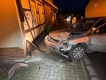 Am 18. November 2025 ereignete sich in Bad Arolsen ein Unfall, bei dem ein Opel gegen eine Hauswand prallte.