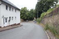 Am 11. Juli 2025 kollidierte im Beverunger Ortsteil Jakobsberg eine 18-jährige Rennradfahrerin mit einem entgegenkommenden Pkw – sie wurde schwer verletzt, ihr Vater leicht.