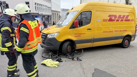Nach einem Verkehrsunfall auf der Kölnischen Straße in Kassel wurde eine Radfahrerin unter einem Kleintransporter eingeklemmt.