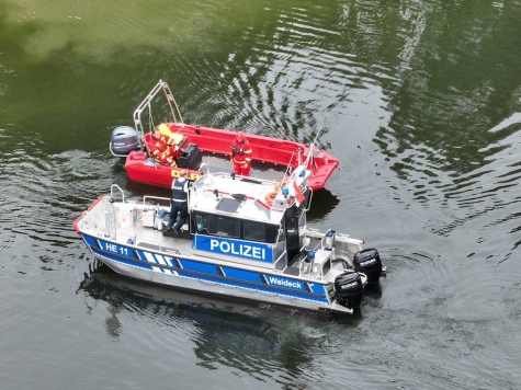 Polizei, Feuerwehr und DLRG suchten am Sonntagmittag mit Booten und Drohnen nach zwei vermissten Personen auf dem Edersee.