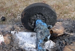 Zwei blaue Mülltonnen wurden auf dem Schulhof in Battenberg in Brand gesetzt.