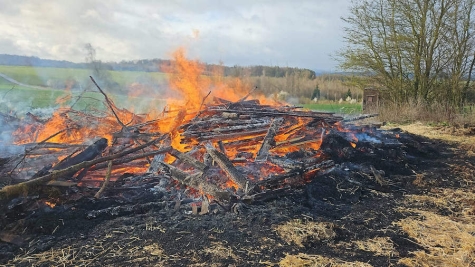 Eine beobachtete Rauchsäule führte in Waldeck zur Alarmierung mehrerer Feuerwehren.