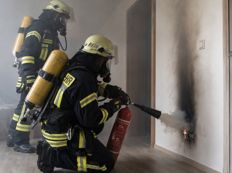 Ein Atemschutztrupp löschte den Brand gezielt mit einem CO2-Löscher ab.
