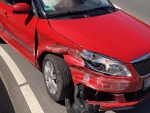Bei dem Unfall auf der B 252 bei Herzhausen prallte dieser rote Skoda in die Leitplanke. Der Fahrer blieb unverletzt, seine Beifahrerin wurde leicht verletzt.