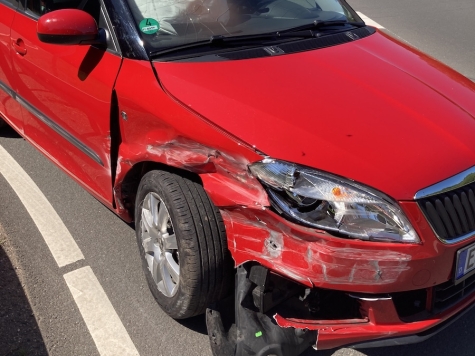 Bei dem Unfall auf der B 252 bei Herzhausen prallte dieser rote Skoda in die Leitplanke. Der Fahrer blieb unverletzt, seine Beifahrerin wurde leicht verletzt.
