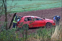 Von einem roten Golf fehlte nach einem Verkehrsunfall bei Somplar jede Spur vom Fahrer. 