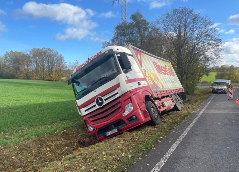 Aus seiner misslichen Lage musste am 6. November 2023 ein LKW an der Auffahrt zur Bundesstraße 251 befreit werden.