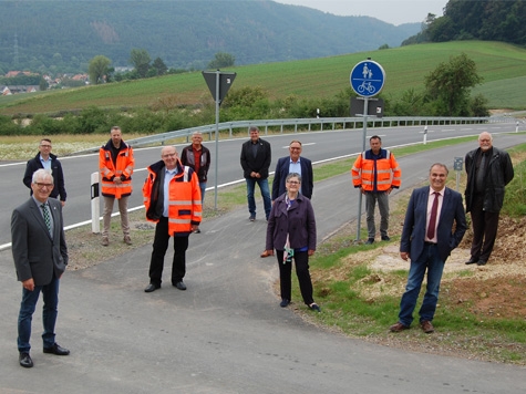 Vertreter des Landkreises, der Gemeinde Edertal, den Ortsteilen Buhlen und Affoldern, Hessen Mobil und der Firma Rohde haben die Kreisstraße 34 für den Verkehr freigegeben.