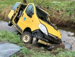 Dieser Opel landete aus bilslang ungeklärter Ursache im Wassergraben - eine Person wurde schwerstverletzt ins Klinikum nach Marburg transportiert.