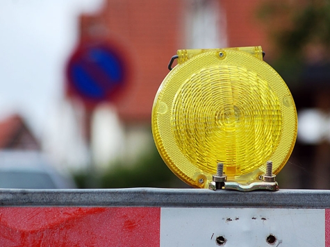 Am 10. November 2025 missachtete der Fahrer eines Suzuki die Baustelle zwischen Bad Arolsen und Massenhausen. 