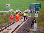 Am 14. März 2023 sorgte ein unbekannter Mann für eine Gefahrenbremsung an einem beschrankten Bahnübergang.