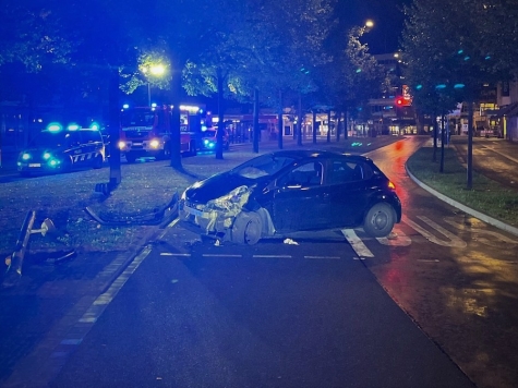 Auf dem Oberntorwall in Bielefeld prallte ein Peugeot am 28. August 2026 gegen den Mast einer Fußgängerampel.