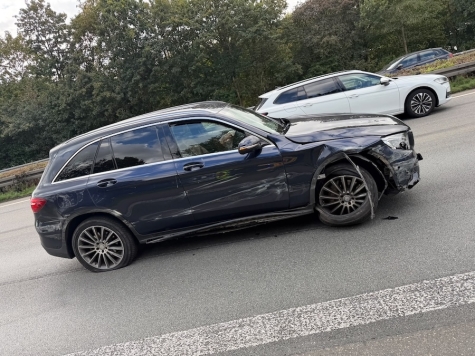 Ein Mercedes kam am 21. September 2026 auf der A 44 bei Diemelstadt von der Fahrbahn ab und prallte gegen die Seitenschutzplanke.