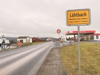 Freie Fahrt mit Einschränkung: Die B 253 in Löhlbach ist wieder offen, doch Autofahrer müssen das neue Tempo-30-Schild beachten.