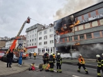 Einsatzkräfte der Feuerwehr Kassel bekämpfen einen Wohnhausbrand, der auf die Fassade übergegriffen hatte.