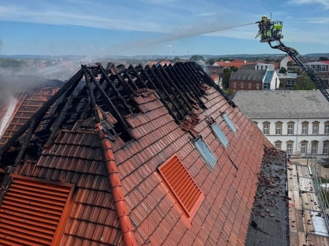 Im Dachstuhl der St.-Michael-Schulen in Paderborn entwickelte sich am 25. August 2026 ein umfangreicher Brand.