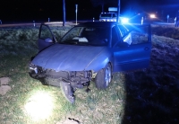 Nach dem Unfall bei Brenkhausen blieb das Fahrzeug schwer beschädigt auf einem Feld stehen.
