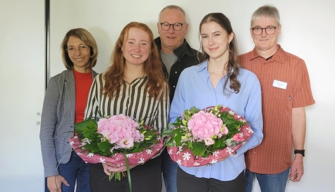 Die frisch examinierten Operationstechnischen Assistentinnen Julia Czapanski (vorne links) und Mira Reetz mit den Gratulanten v. l.: Silvia Vesper (Pflegedienstleiterin), Uwe Patzer (Betriebsratsvorsitzender) und Christian Geiger (OP-Manager).
