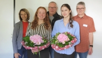 Die frisch examinierten Operationstechnischen Assistentinnen Julia Czapanski (vorne links) und Mira Reetz mit den Gratulanten v. l.: Silvia Vesper (Pflegedienstleiterin), Uwe Patzer (Betriebsratsvorsitzender) und Christian Geiger (OP-Manager).