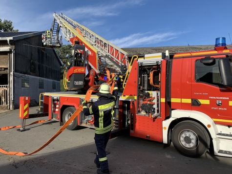 Mit sieben Fahrzeugen und rund 40 Einsatzkräften war die Feuerwehr am 24. September 2025 vor Ort; der Einsatz endete um 12.45 Uhr.