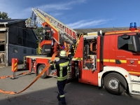 Mit sieben Fahrzeugen und rund 40 Einsatzkräften war die Feuerwehr am 24. September 2025 vor Ort; der Einsatz endete um 12.45 Uhr.