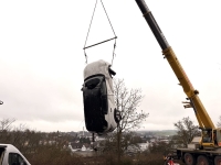 Mit einem Spezialkran der Firma Ludwig wurde das Unfallwrack geborgen.