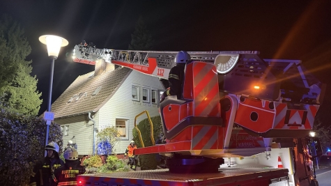 Zwei nahezu zeitgleiche Gebäudebrände beschäftigten die Feuerwehr Kassel am 8. Oktober 2026.
