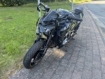 Eine Autofahrerin übersah beim Abbiegen auf die L 553 einen Motorradfahrer. Beide wurden verletzt ins Krankenhaus gebracht.
