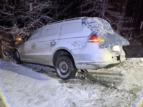 Infolge der glatten Schneefahrbahn auf der L 3077 zwischen Rosenthal und Lehnhausen kam es am Donnerstag, den 29.01.2026, zu einem Kettenunfall mit fünf beteiligten Fahrzeugen.