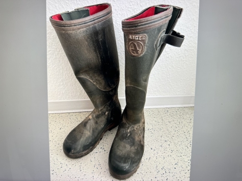 Wem gehören diese Stiefel? Bitte bei der Polizei in Bad Arolsen melden.