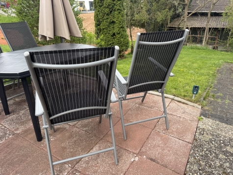 Die unbekannten Täter entwendeten zwei Gartenstühle im Wert von etwa 400 Euro, nachdem sie gewaltsam einen Bauzaun geöffnet hatten.