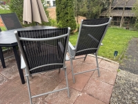 Die unbekannten Täter entwendeten zwei Gartenstühle im Wert von etwa 400 Euro, nachdem sie gewaltsam einen Bauzaun geöffnet hatten.