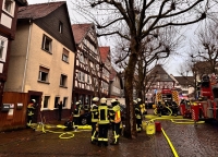 Ein Wohnungsbrand in Frankenberg rief am 13. Dezember 2023 Feuerwehr, Polizei und Retter auf den Plan.