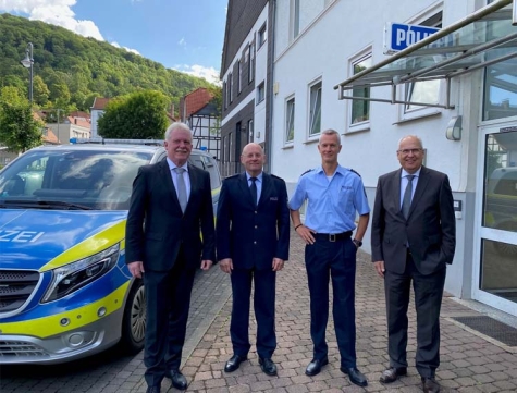 v.l.n.r.: BM Thomas Schröder, Polizeidirektor Klaus Bunse, Polizeihauptkommissar Andreas Schulte und Landrat Dr. Schneider