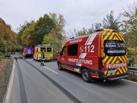 Am 15. Oktober 2025 begleiteten Einsatzkräfte die befreite Person das steile Ufer hinauf und übergaben sie an den Rettungsdienst.