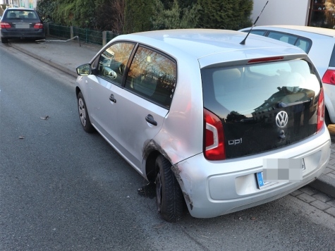 Nach dem Auffahrunfall auf der B 64 in Ottbergen am 20.01.2026 mussten beide Fahrzeuge schwer beschädigt abgeschleppt werden.