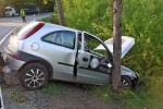 Der Fahrer dieses silbernen Opel Corsa verlor in einer Kurve die Kontrolle und krachte zwischen zwei Bäume.