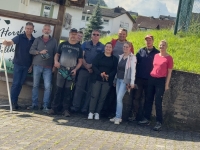 Die Teilnehmerinnen und Teilnehmer des ersten Aktionstages „Wir für unser Dorf“ freuten sich gemeinsam mit Ortsvorsteher Mario Tschirner über die erfolgreich abgeschlossenen Arbeiten. Neben der Pflege von Grünflächen, dem Mähen an der ehemaligen Tennishalle und Reinigungsarbeiten wurden auch die Ortseingangsschilder neu gestrichen und das neue „Ratz“-Schild am Dorfgemeinschaftshaus angebracht.