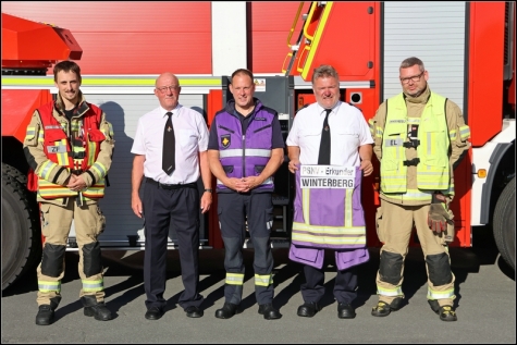 Patrick Wahle, Willi König, Notfallseelsorger André Falke, Klaus Greve und Tim Braun von der Feuerwehr Winterberg stellen das neue Pilotprojekt für Winterberg und Umgebung vor. Schwerwiegende Einsätze, bei denen vor allem Angehörige und Passanten belastet waren, haben insbesondere Patrick Wahle von der Zugführung dazu veranlasst, eine noch engere und schnellere Zusammenarbeit zu forcieren. Unter bestimmten Voraussetzungen rücken Notfallseelsorger mit Qualifikationen aus dem Feuerwewehrdienst nun als Erkunder direkt mit zu Einsatzstellen aus. 